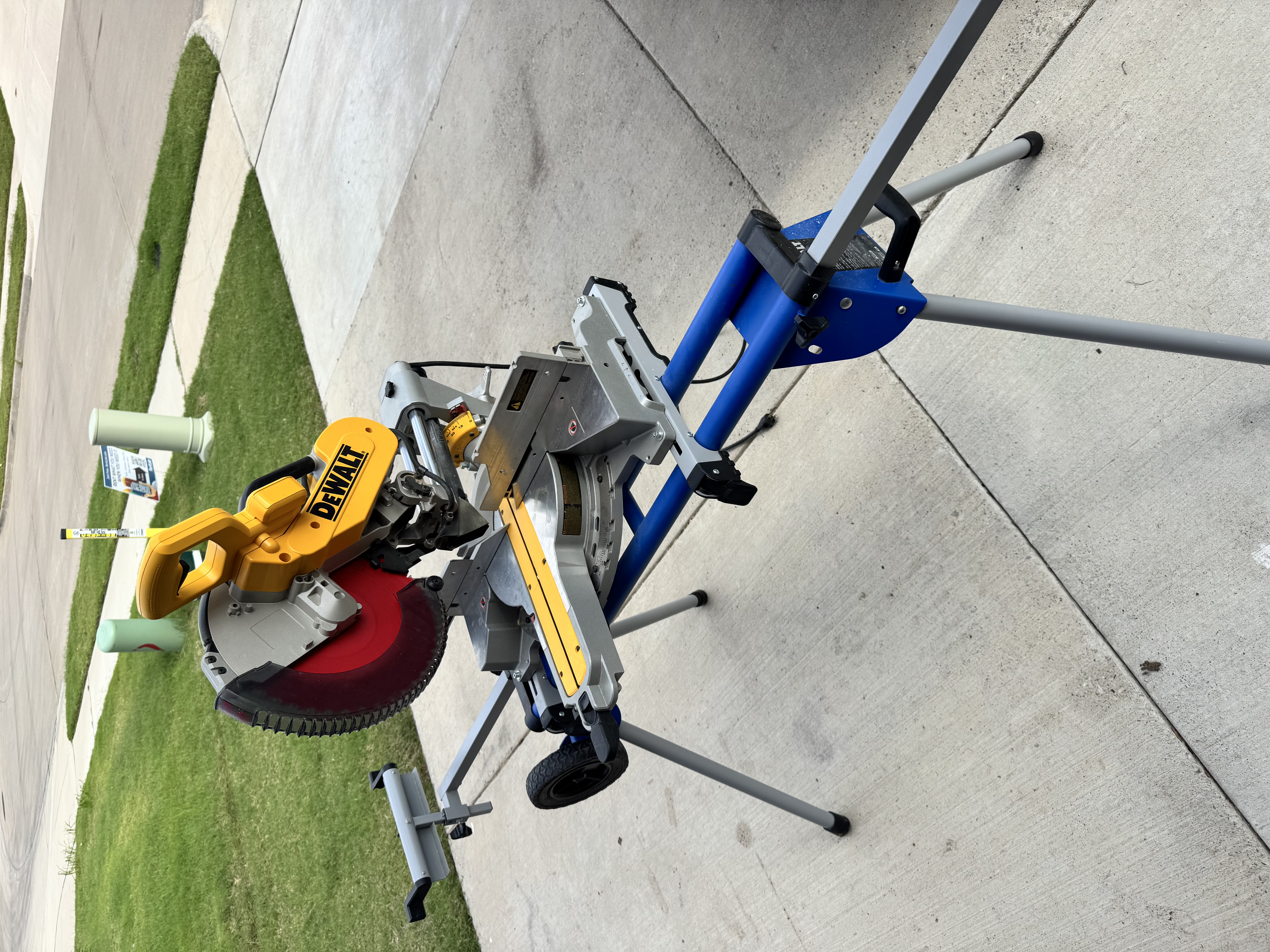 DEWALT DWS780 12-Inch Sliding Compound Miter Saw + Kobalt KMS-S16 Stand